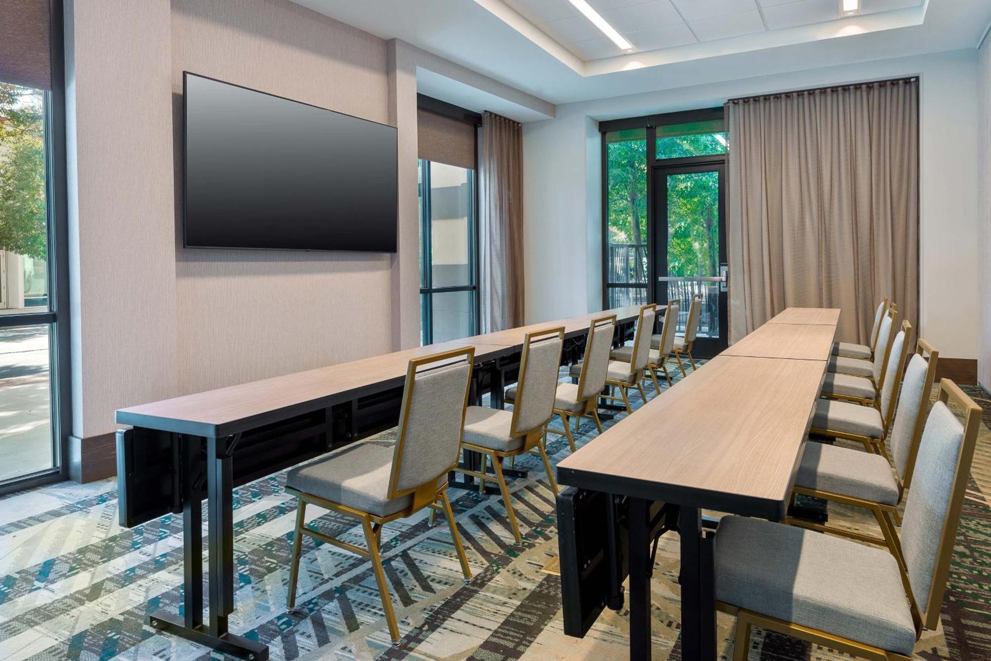 ホテル Courtyard By Marriott Atlanta Midtown エクステリア 写真