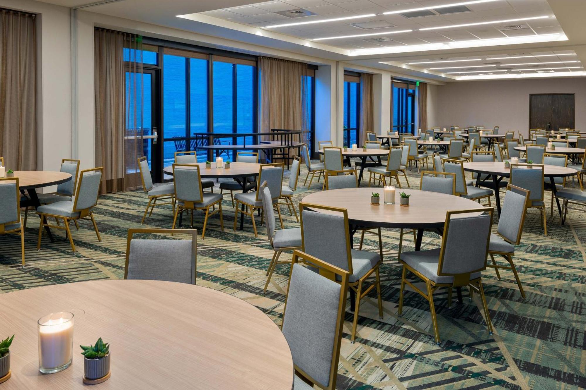 ホテル Courtyard By Marriott Atlanta Midtown エクステリア 写真