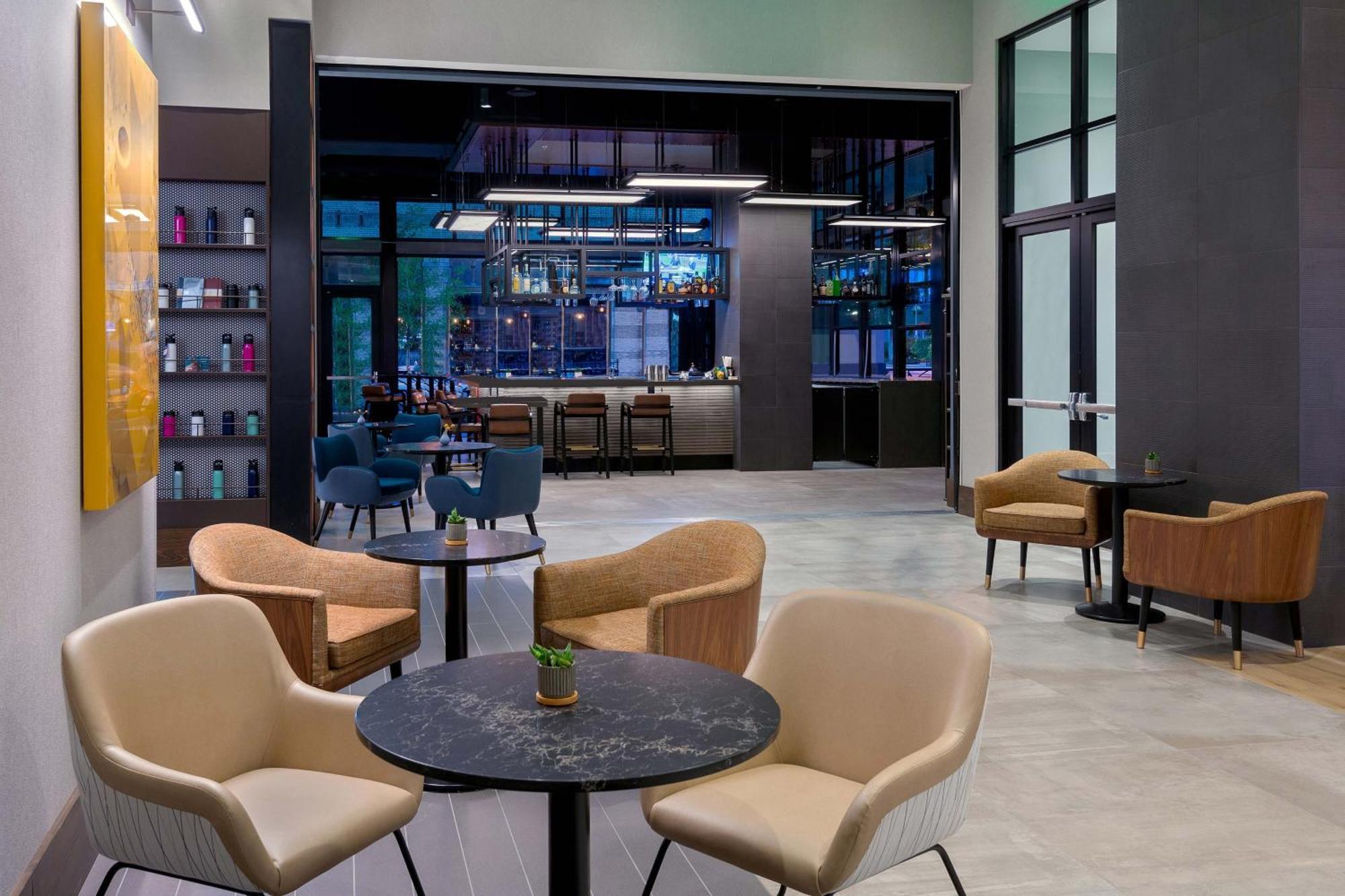 ホテル Courtyard By Marriott Atlanta Midtown エクステリア 写真