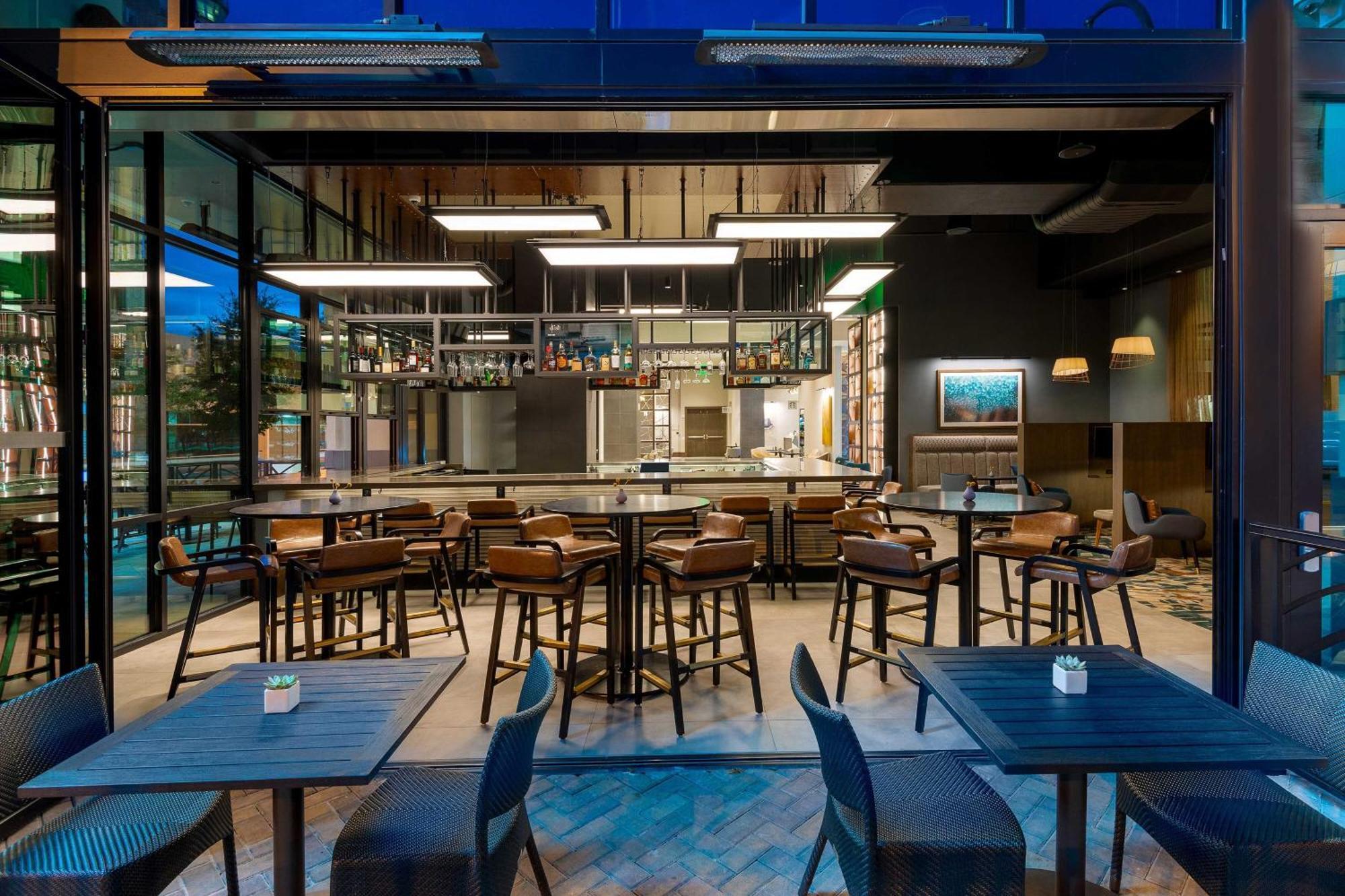 ホテル Courtyard By Marriott Atlanta Midtown エクステリア 写真