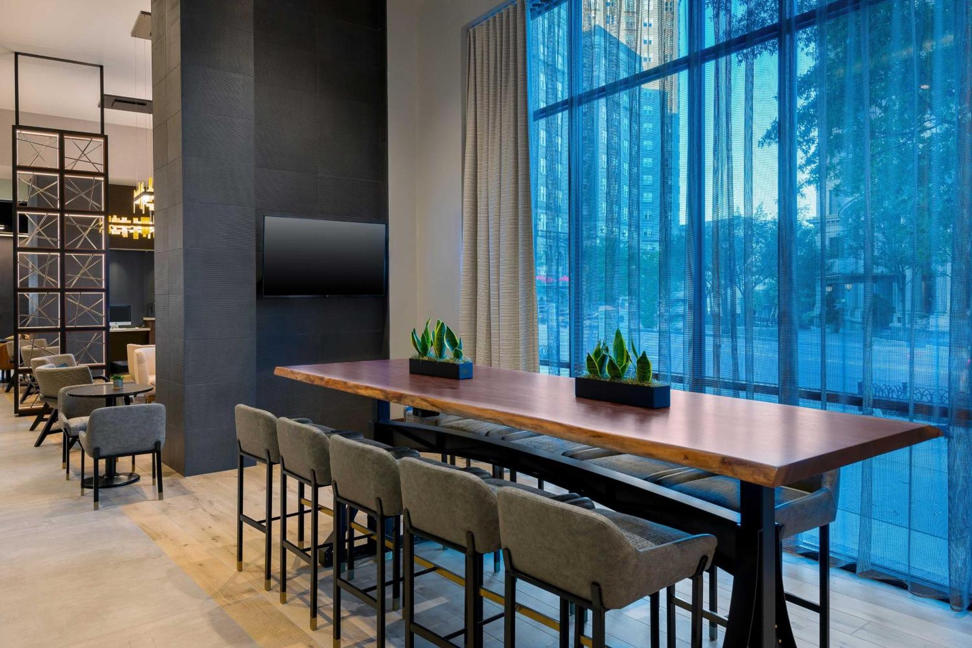 ホテル Courtyard By Marriott Atlanta Midtown エクステリア 写真